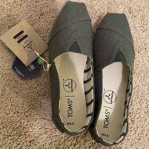 Toms women’s dark green Alpargata Heritage Canvas new with tags size 5.5